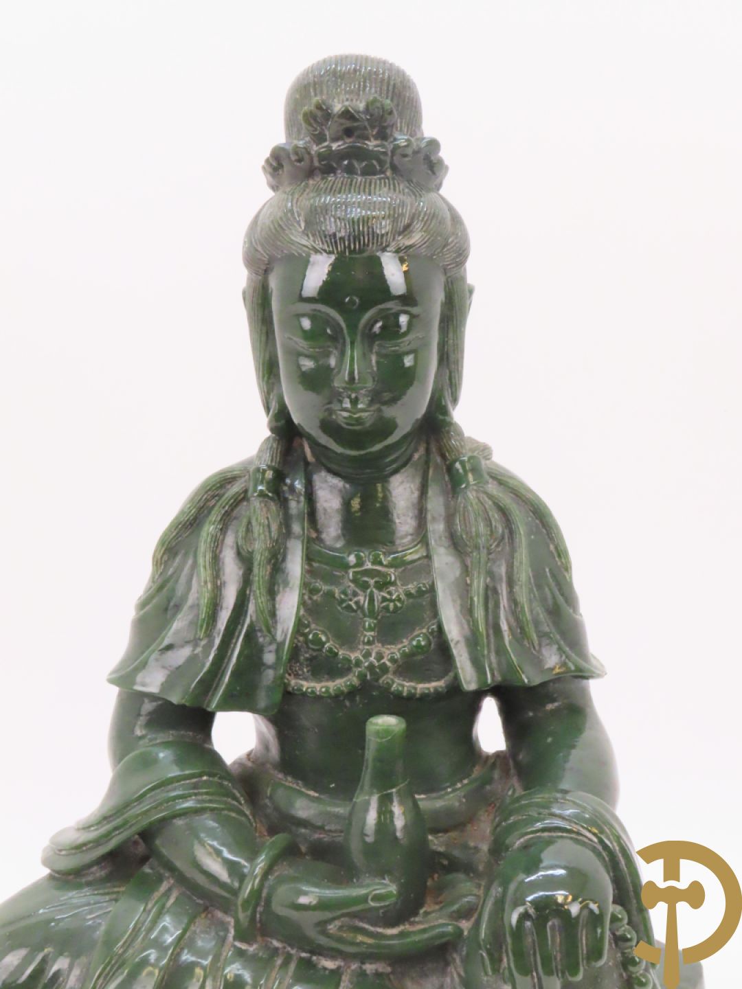 Handgesculpteerde geisha met flesje in de hand in groene jade