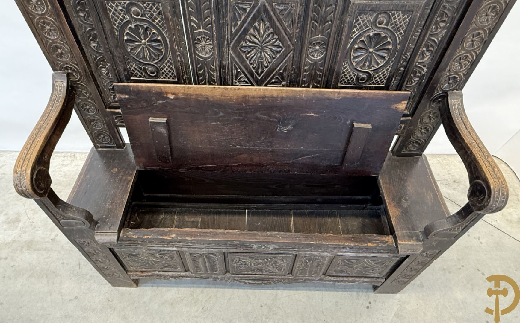 Massief eiken Engelse hall bank met gesculpteerde motieven