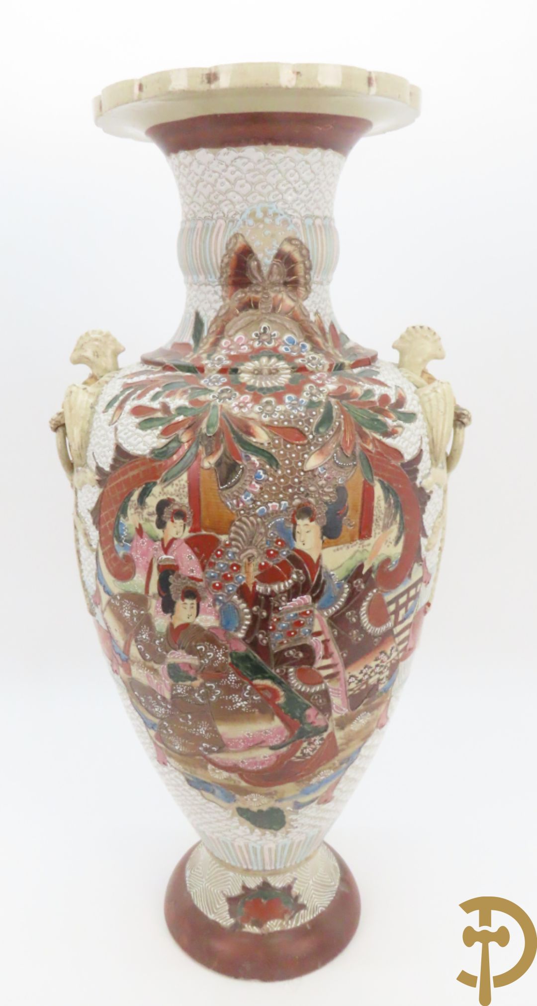 Paar Japanse Satsumat vazen met kijgerdecor en geanimeerde scènes, zijdelings met vogels bezet