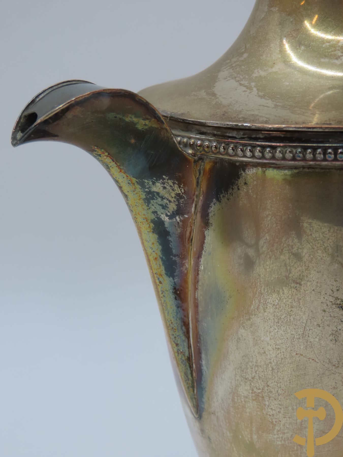 Verzilverd koffiestel MFD & Plated by Reed & Barton 2046 bestaande uit koffiekan, melkkan en suikerpot met ovale medaillons + verzilverde coupe met eekhoorn en rocaille + verzilverde coupe met glas + Verzilverde schenkkan met houten handvat