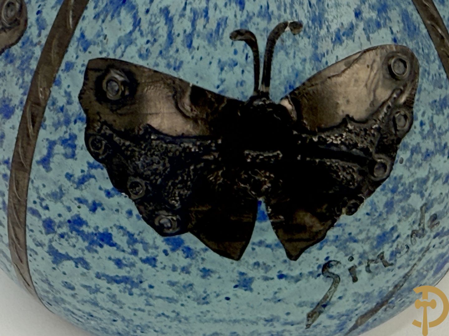 Vaas in glaspasta met decor van tinnen vlinders, Simone getekend