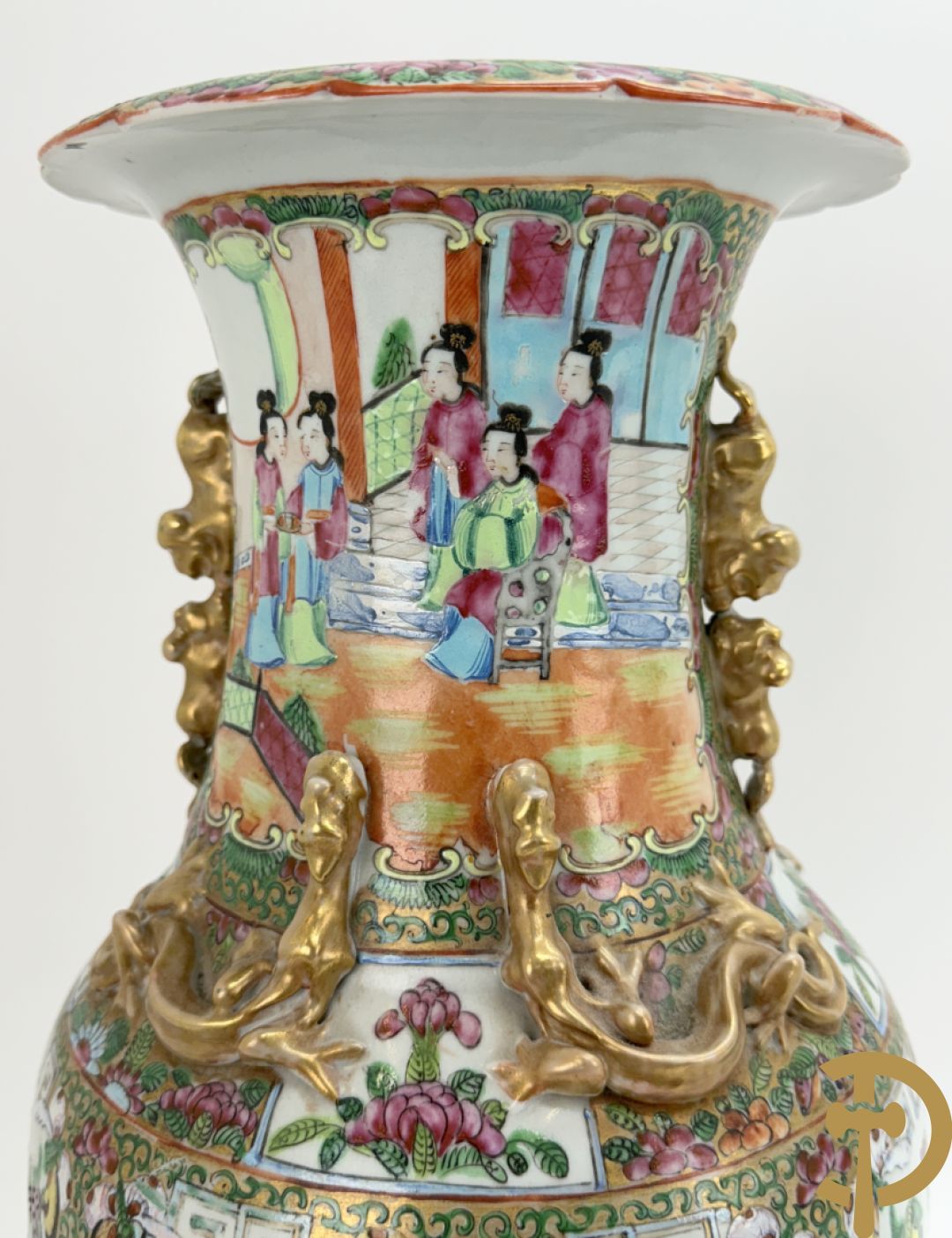 Chinese porseleinen Kanton vaas met geanimeerde taferelen en natuurdecor