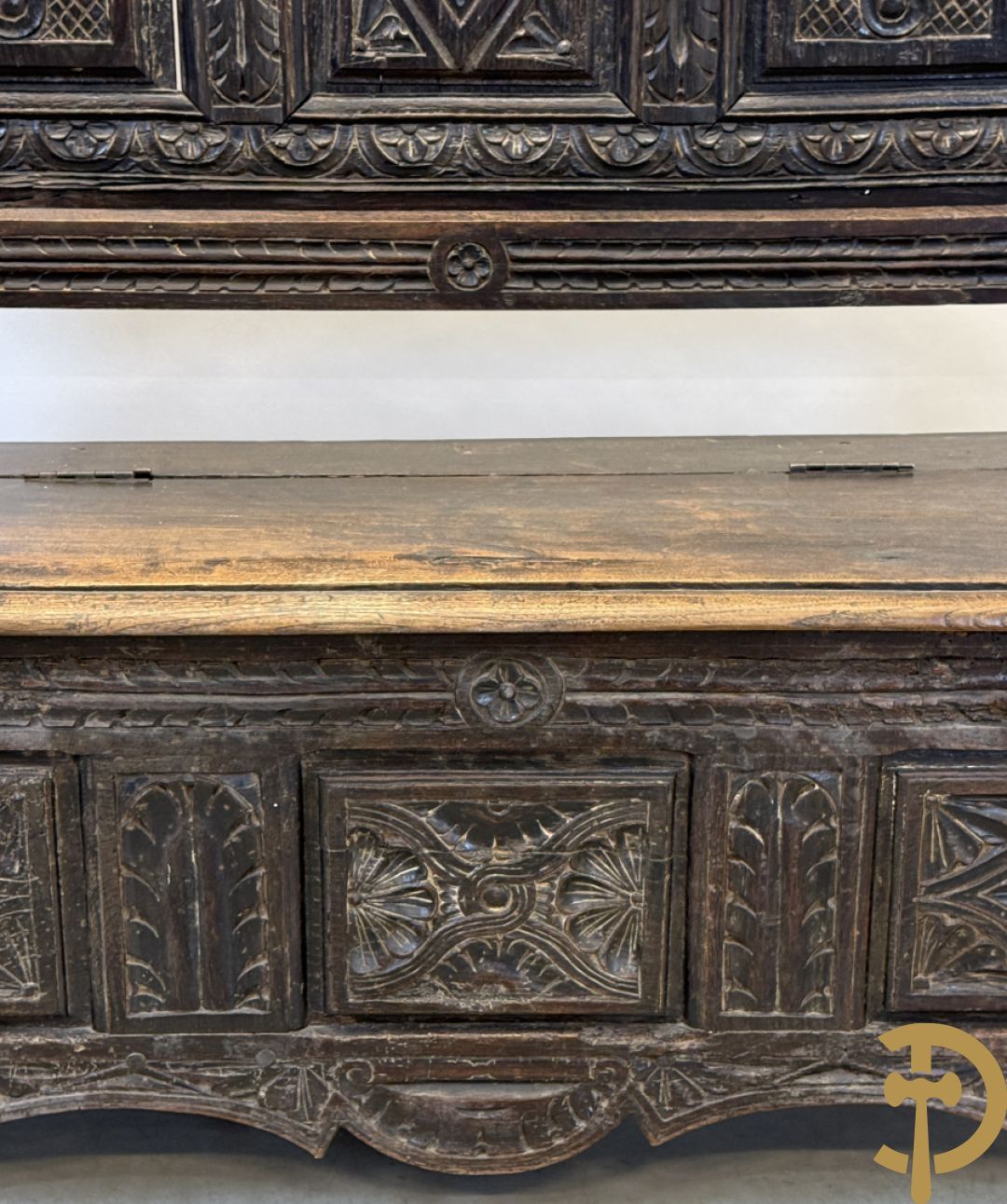 Massief eiken Engelse hall bank met gesculpteerde motieven