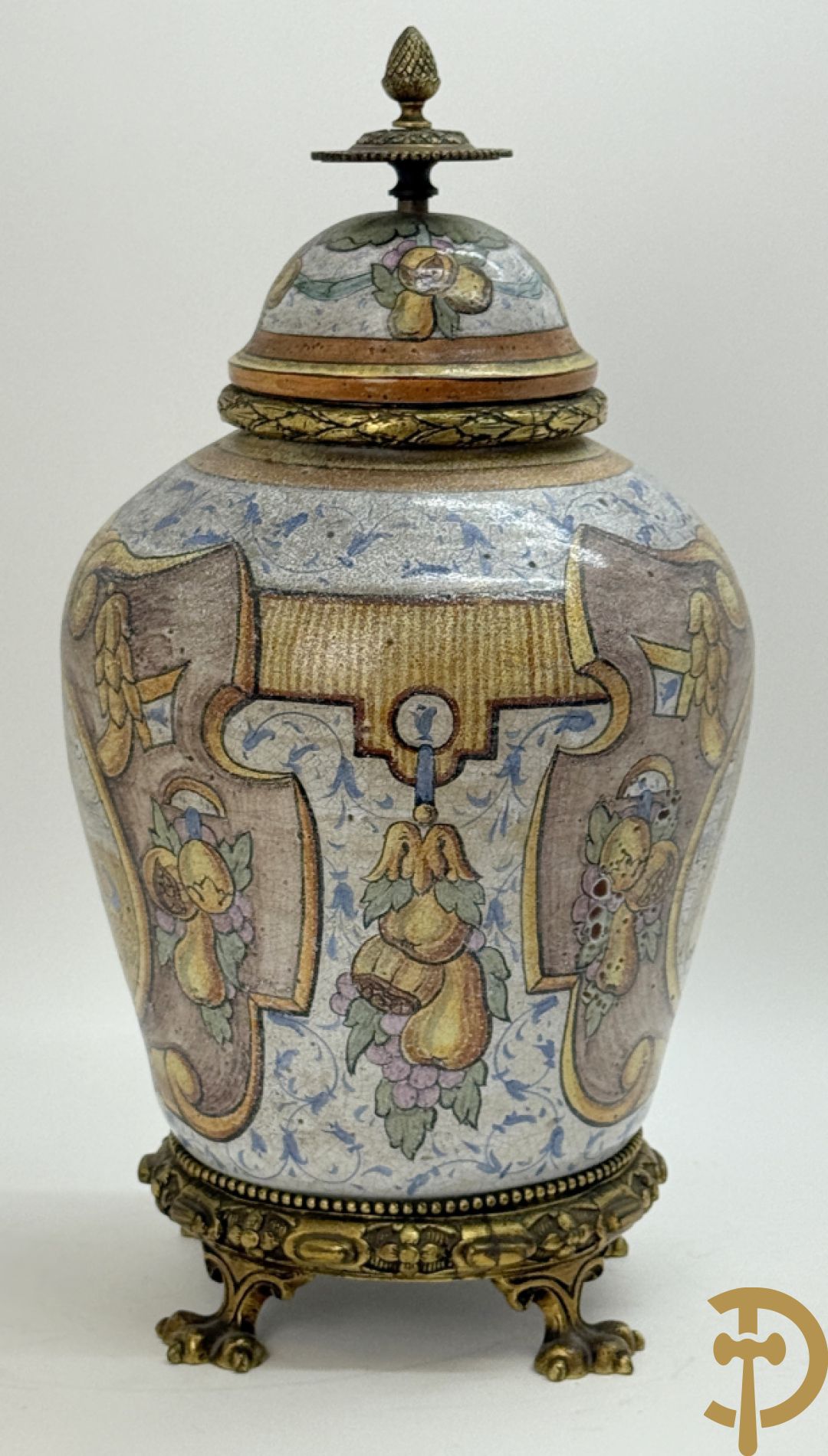 Dekselpotiche met decor van cupido in cartouche en bezet met bronzen ornamenten