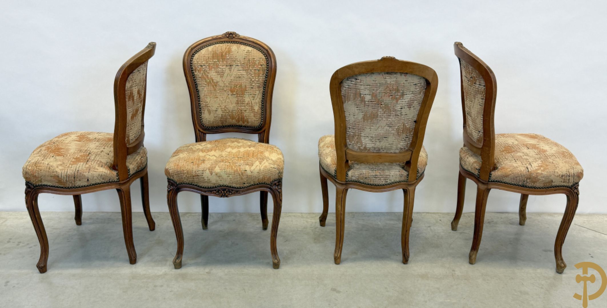 Paar Louis XV armzetels en 4 Louis XV stoelen