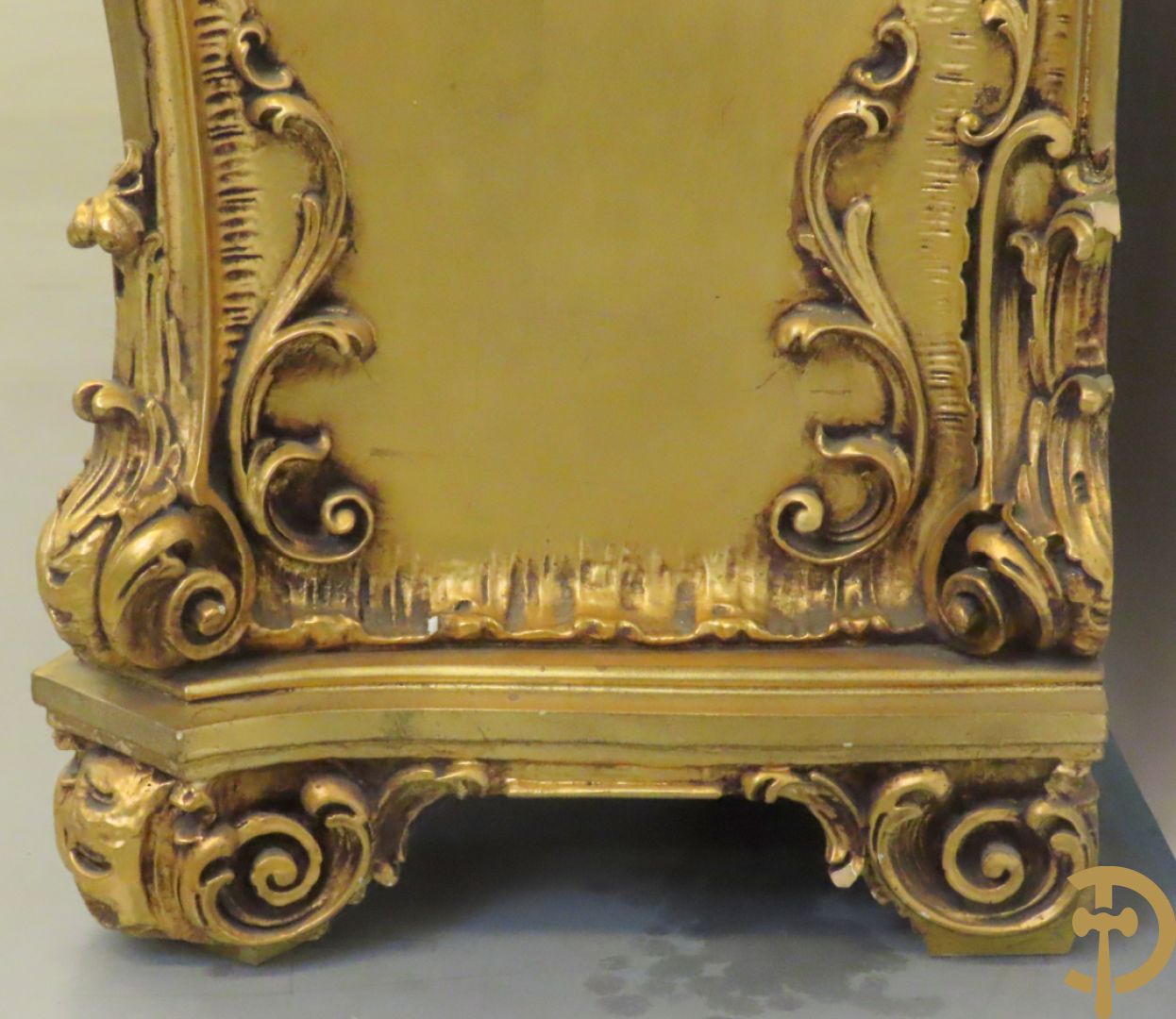 Uitzonderlijke vergulde Louis XV eetkamer bestaande uit vijfdeursdressoir met voluutvormige accanthusranken en rocailles, beschilderd met bloemenmotieven en centraal tafererel met hoornen des overvloeds + bijhorende spiegel vergulde tafel op voluutvormige poten met zes bijhorende stoelen + vitrine met accanthusranken en centrale deur, op voluutvormige poten