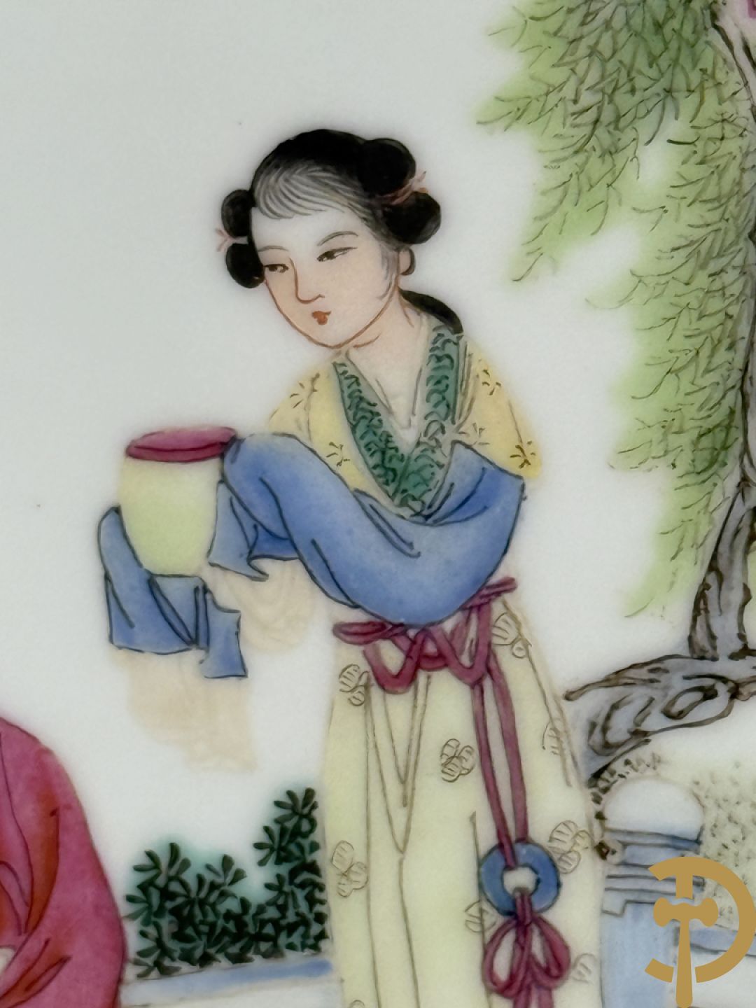 Paar porseleinen Chinese republieksbordjes met decor van dames in landschap