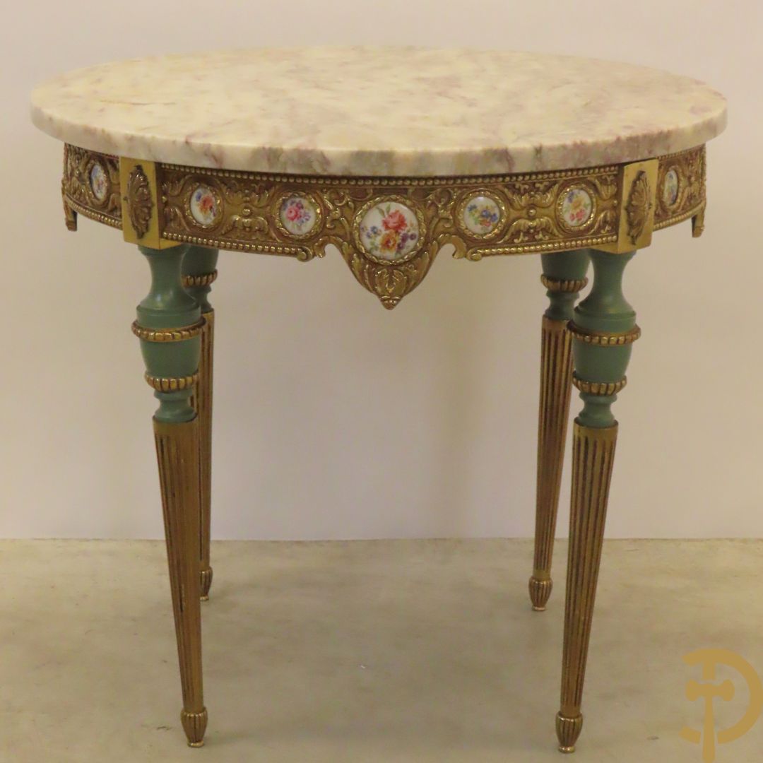 Koperen ronde bijzettafel bezet met porseleinen plakkettes