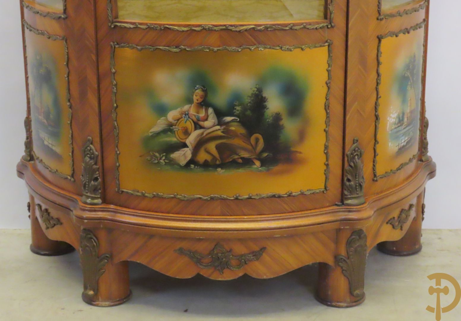 Gebogen notelaren vitrine bezet met bronsbeslag en onderaan met romantisch tafereel