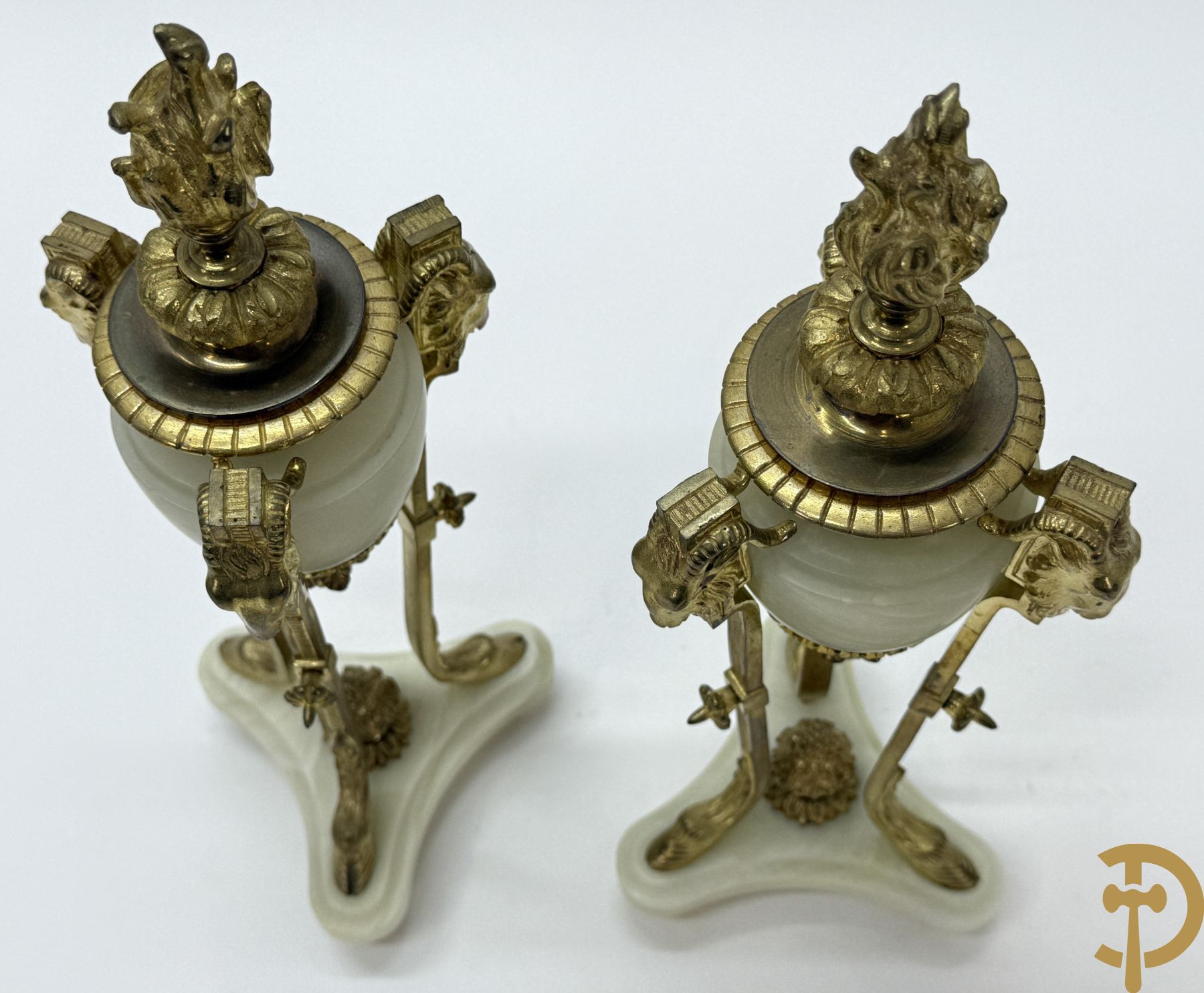 Paar vuurvergulde bronzen cassolettes met onix bezet met bokkepootjes en ramskoppen, bovenaan met flambeau