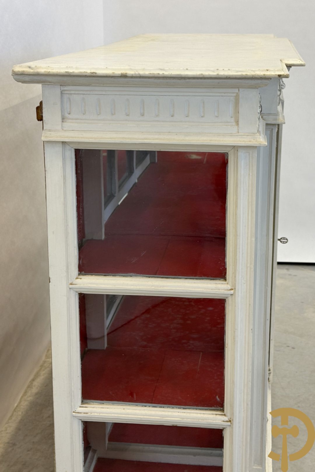 Louis XVI vitrine als toonbank met 2 deuren en 2 zijkanten - met wit marmeren blad