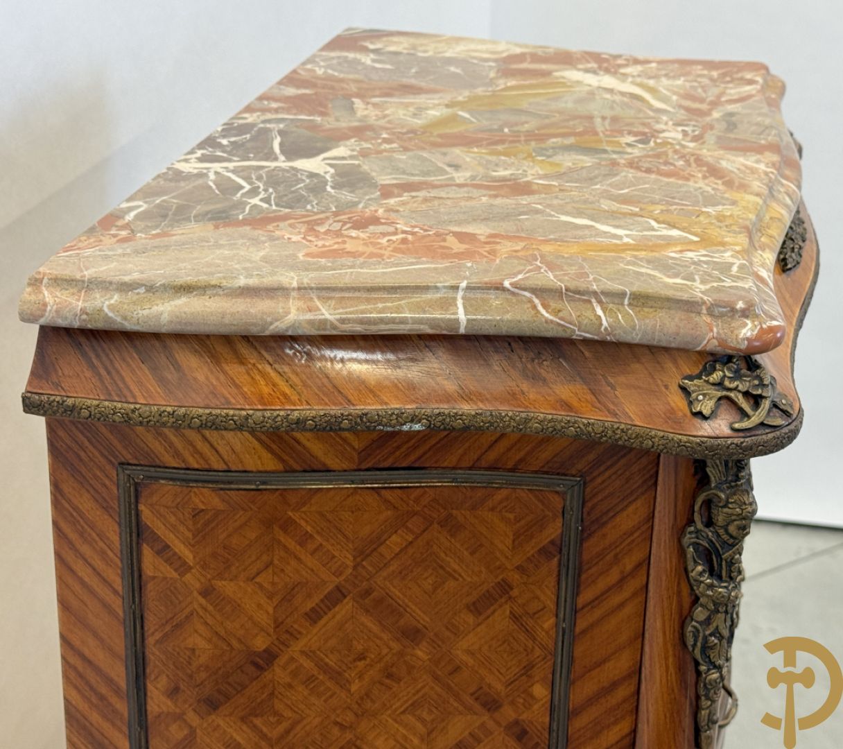 Gemarketteerde notelaren zevenladenkast bezet met bronsbeslag en marmeren blad