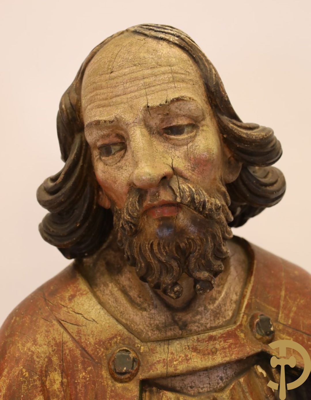 Antieke mooi gepolychromeerde houtsculptuur van een evangelist met boek, 17e - Hoogte 136 cm. (stukje pink af van rechterhand)