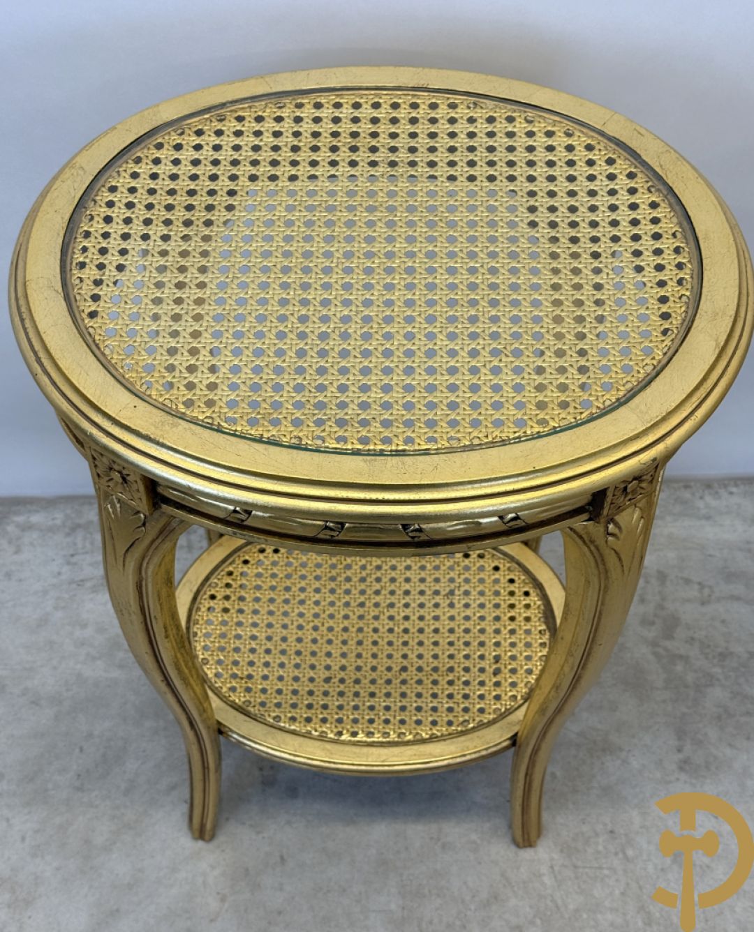 Paar vergulde Louis XVI bijzettafeltjes met cannage op voluutvormige poten