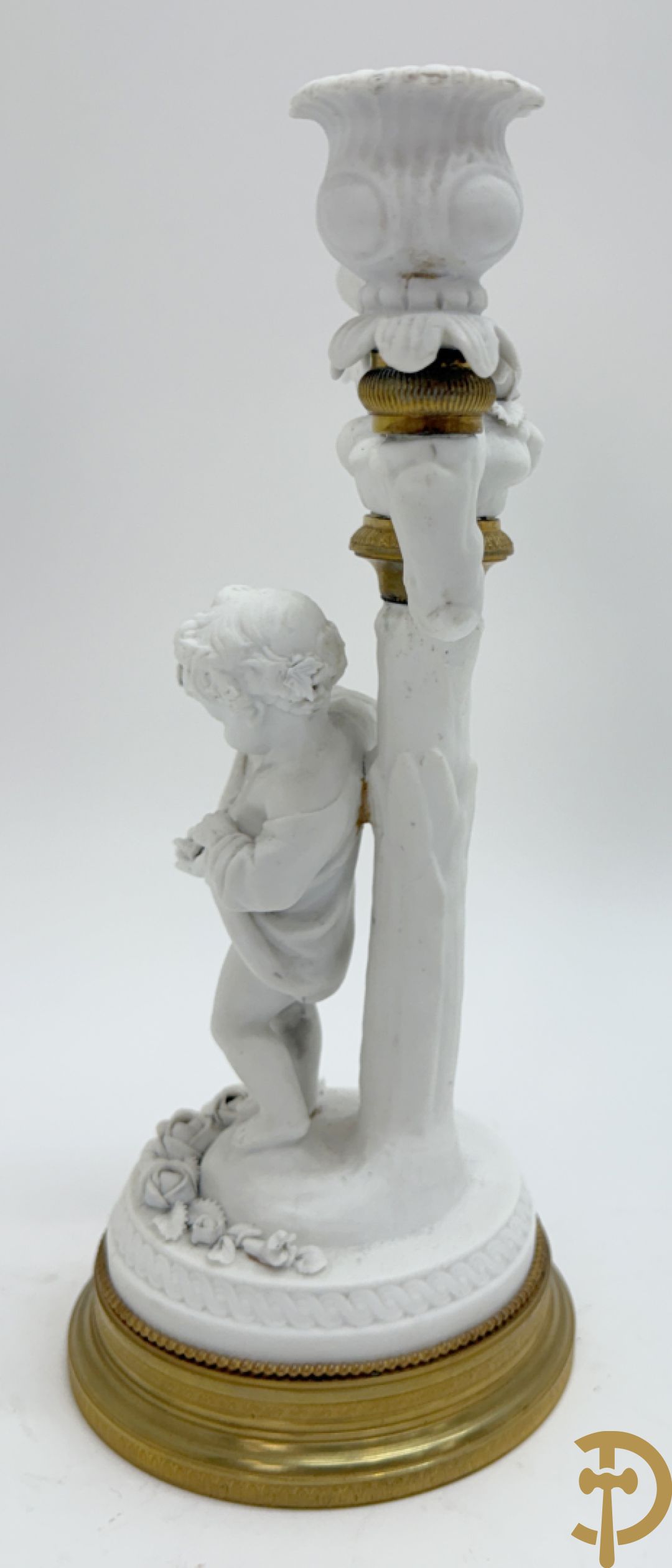 Paar biscuit kandelaars met cupido