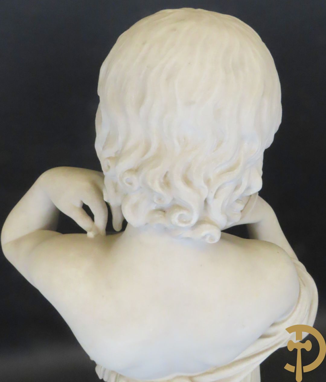 Onleesbaar getekend links achter 