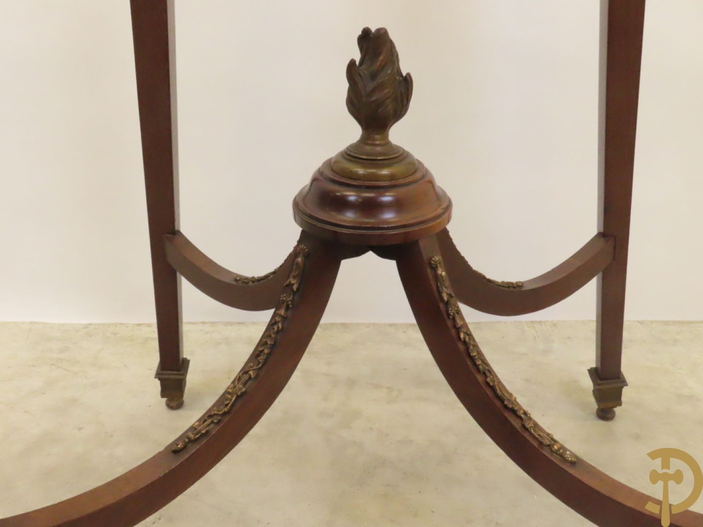 Notelaren staander bezet met bronsbeslag van musicerende cupido