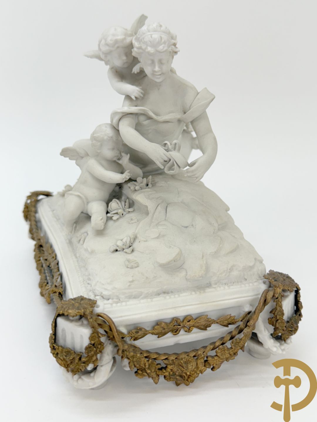 Biscuittafereel met dame met strik en 3 cupido