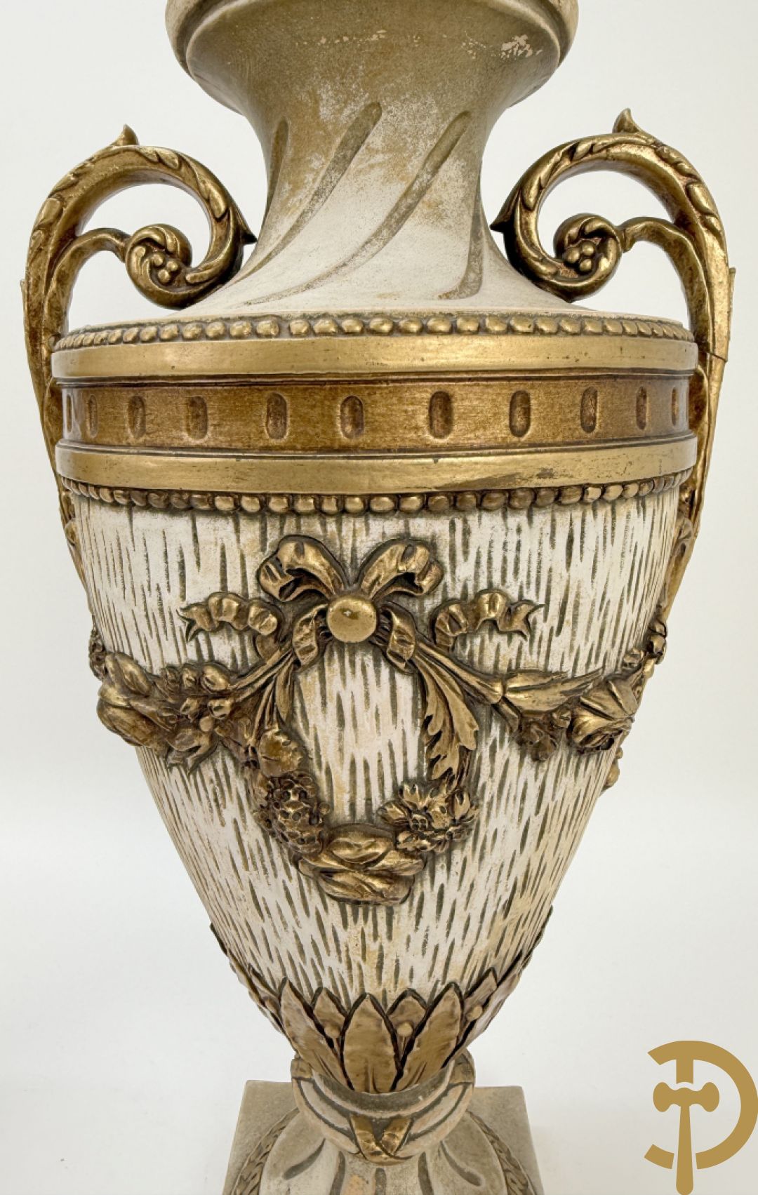 Paar cassolettes in composiet met vergulde Louis XVI motieven