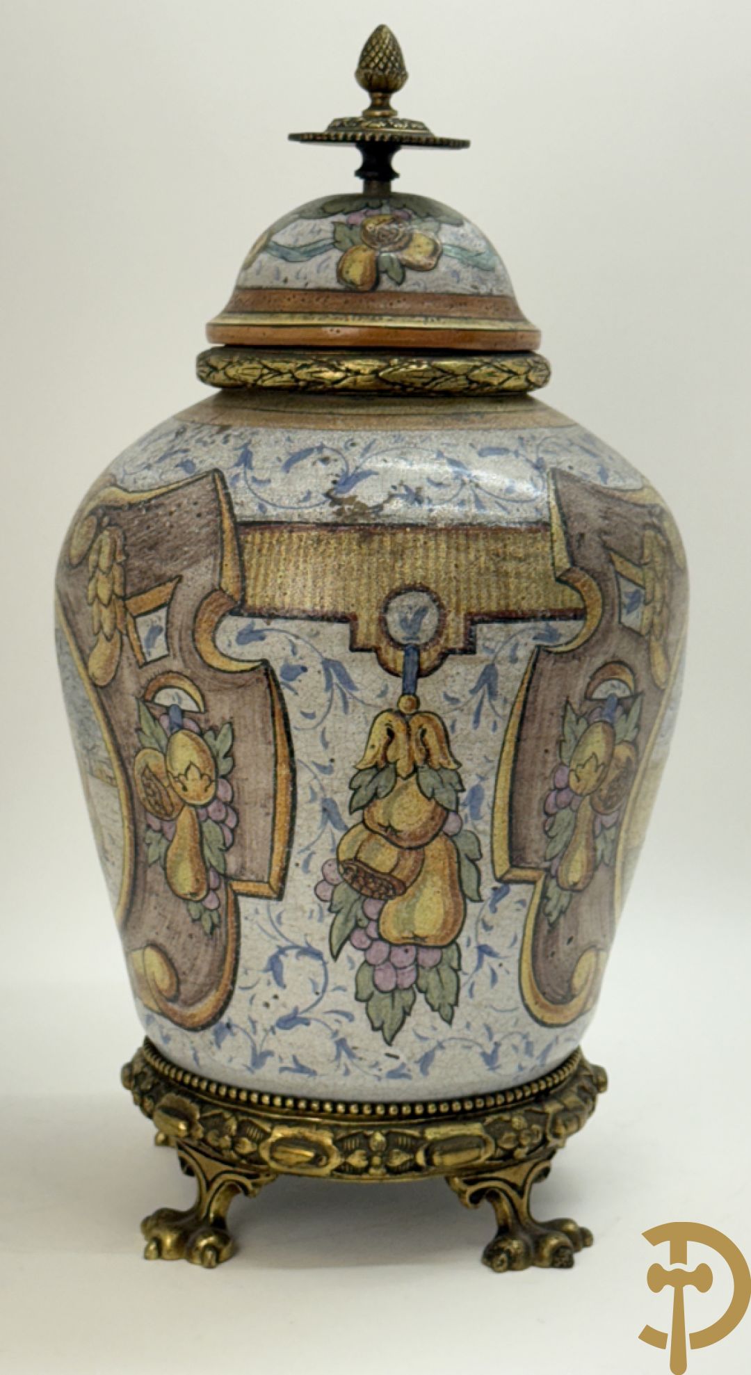 Dekselpotiche met decor van cupido in cartouche en bezet met bronzen ornamenten