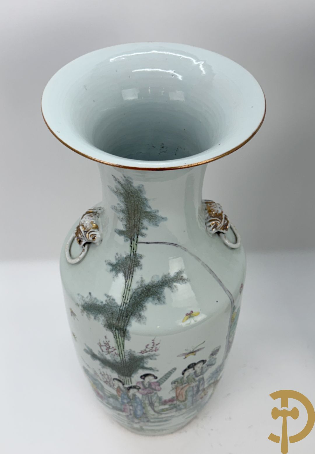 Paar Chinese porseleinen vazen met decor van dames in landschap