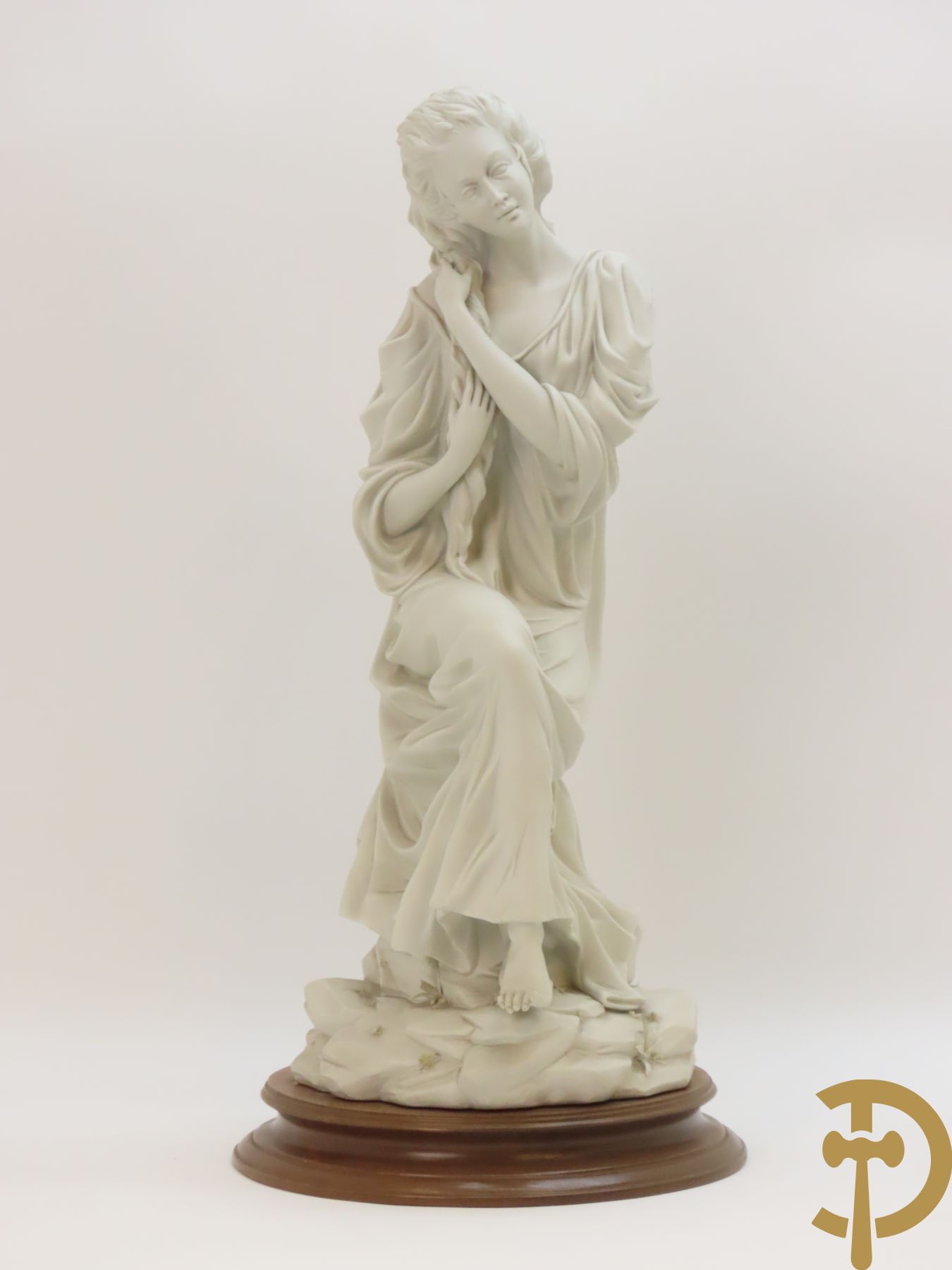 Drie beelden in Capo di Monte porselein : dame met lang haar, jongeman met vis en koppel op bank