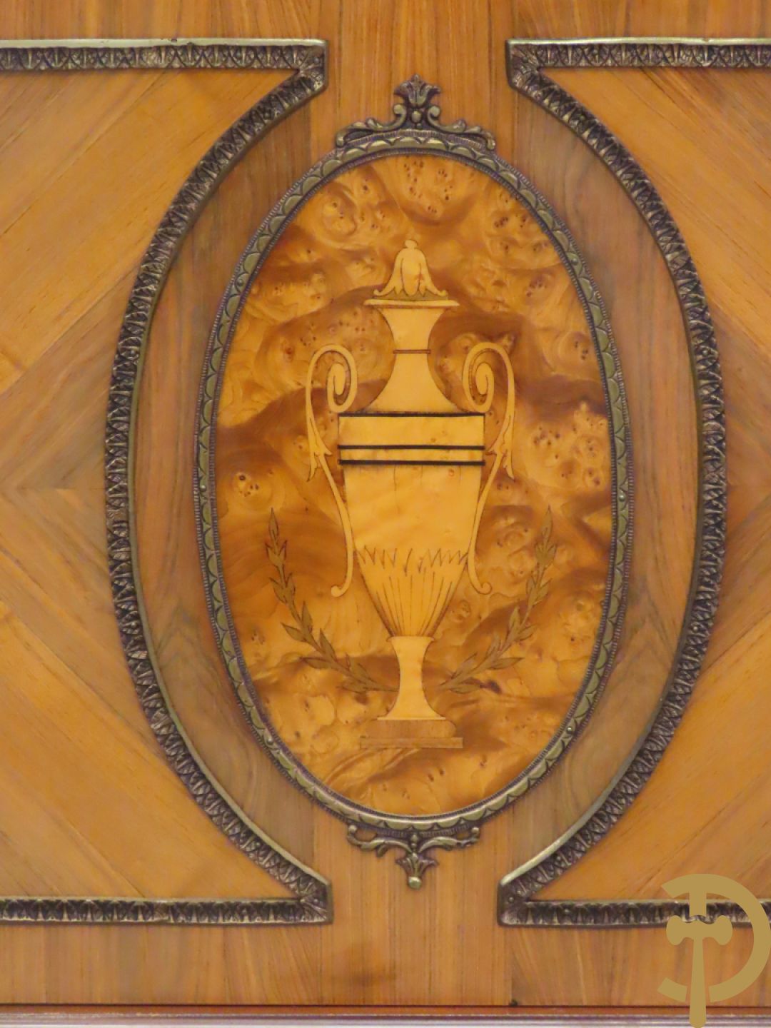 Notelaren eetkamer Louis XVI stijl bestaande uit vijfdeursdressoir met bloemenmarquetterie, bronsbeslag en wit marmeren blad, ovale uittrekbare tafel, 6 stoelen met leder bekleed en gegalbeerde vitrine met geslepen ruitjes