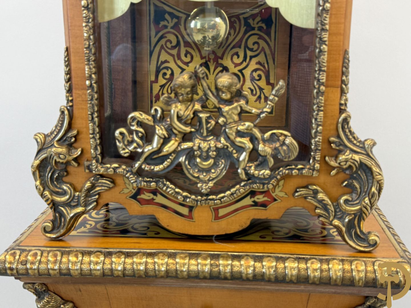 Italiaanse notelaren kartel met marqueterie en bronsbeslag, bovenaan bekroond met cupido - met bihhorende gemarqueteerde console met inleg van koper en schildpadimitatie, decor van amfoor en bronzen medusahoofd