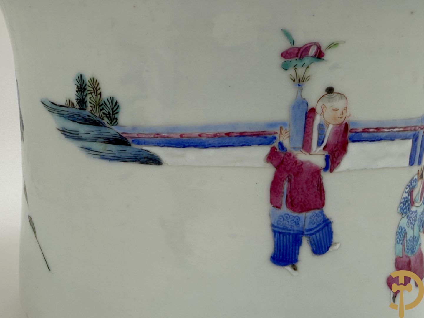 Chinese porseleinen bloemencachepot met decor van kinderen en dames