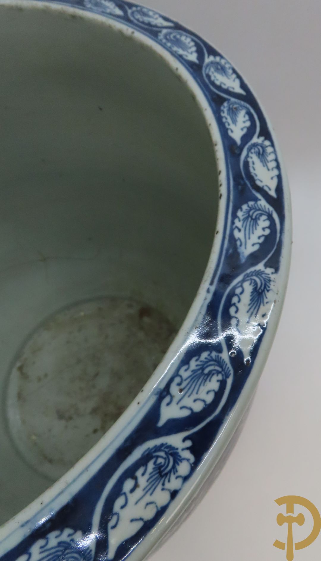 Chinese porseleinen blauw - witte cachepot met met drakenmotieven en wolkendecor