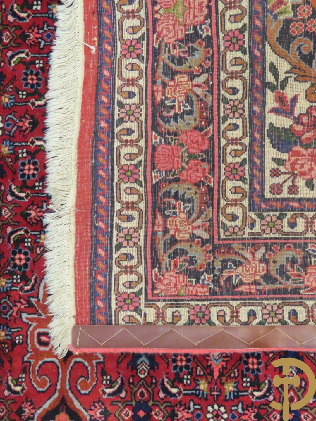 Oosters handgeknoopt tapijt met bloemenpatronen op rode fond