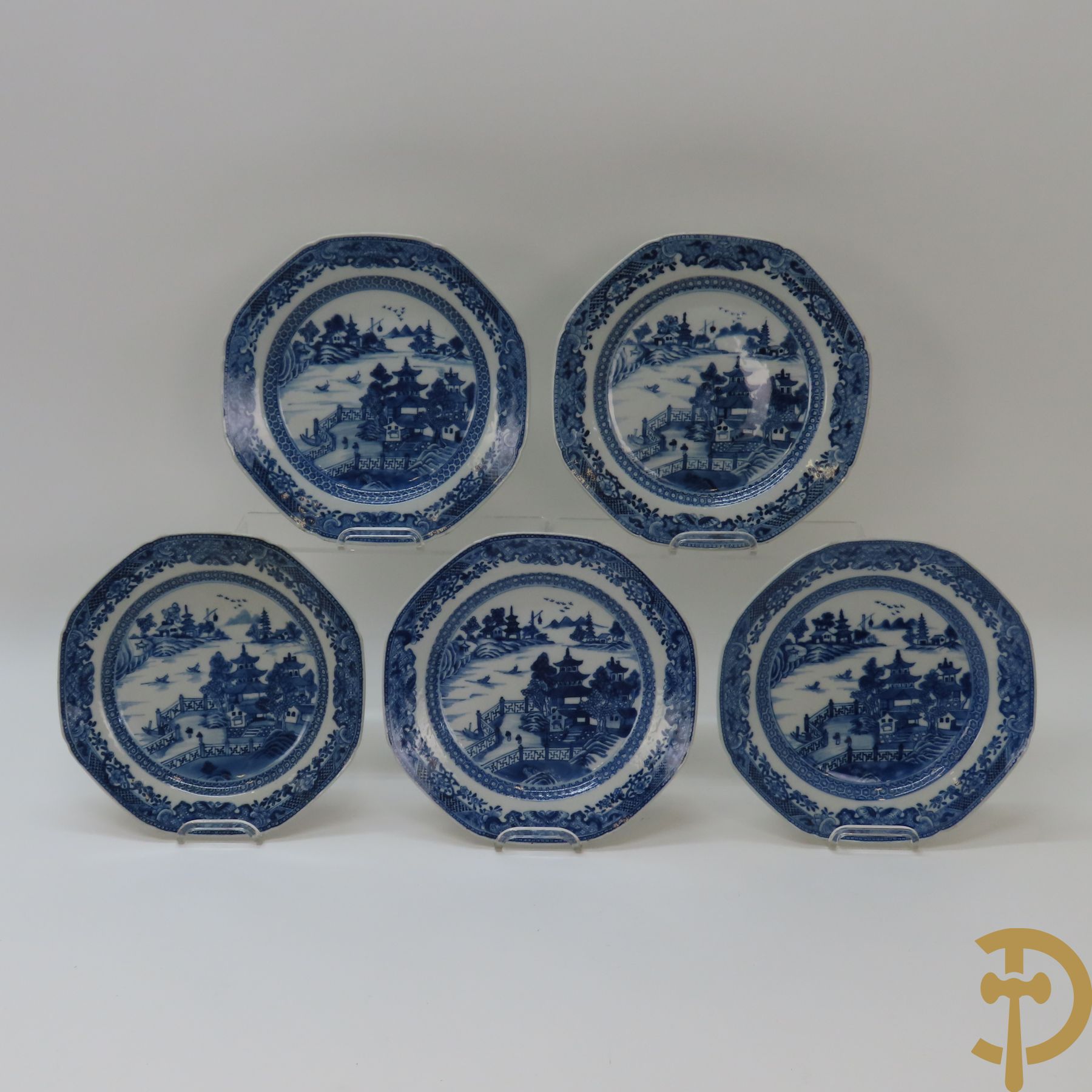 Vijf Chinese porseleinen bordjes met blauw/wit landschapsdecor met tempels