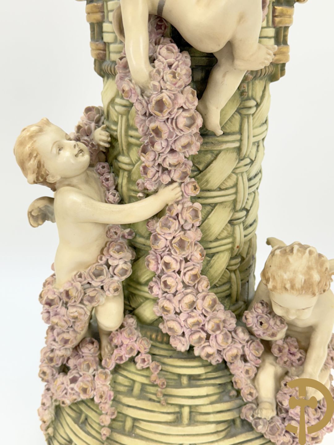 Paar meerkleurige faience vazen,  Austria gemerkt, met cupido