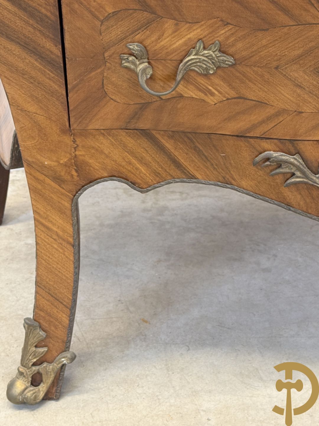 Notelaren drielandencommode met bronsbeslag en groen marmeren blad