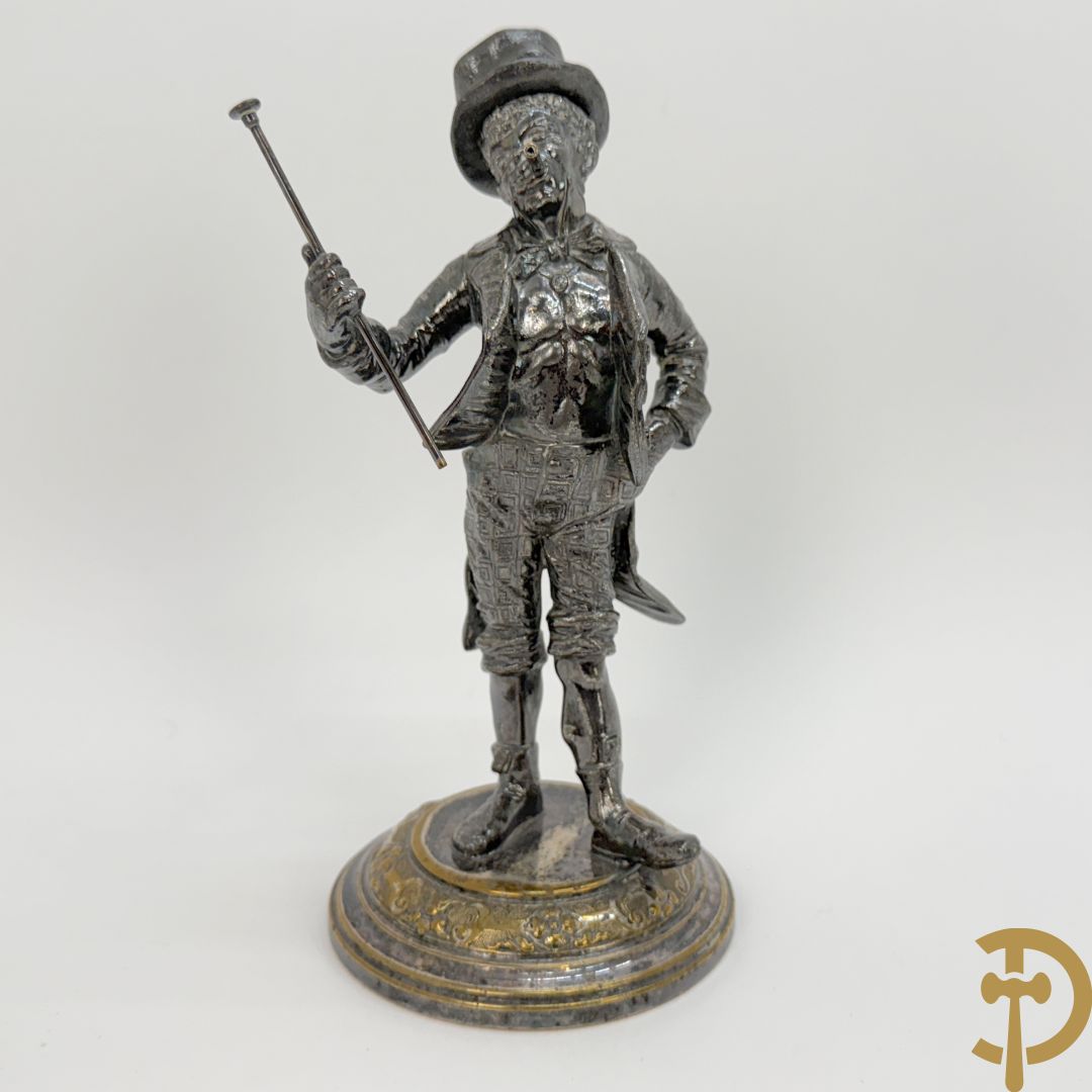 Ongetekend verzilverd metalen beeldje van circusdirecteur met afneembare hoed