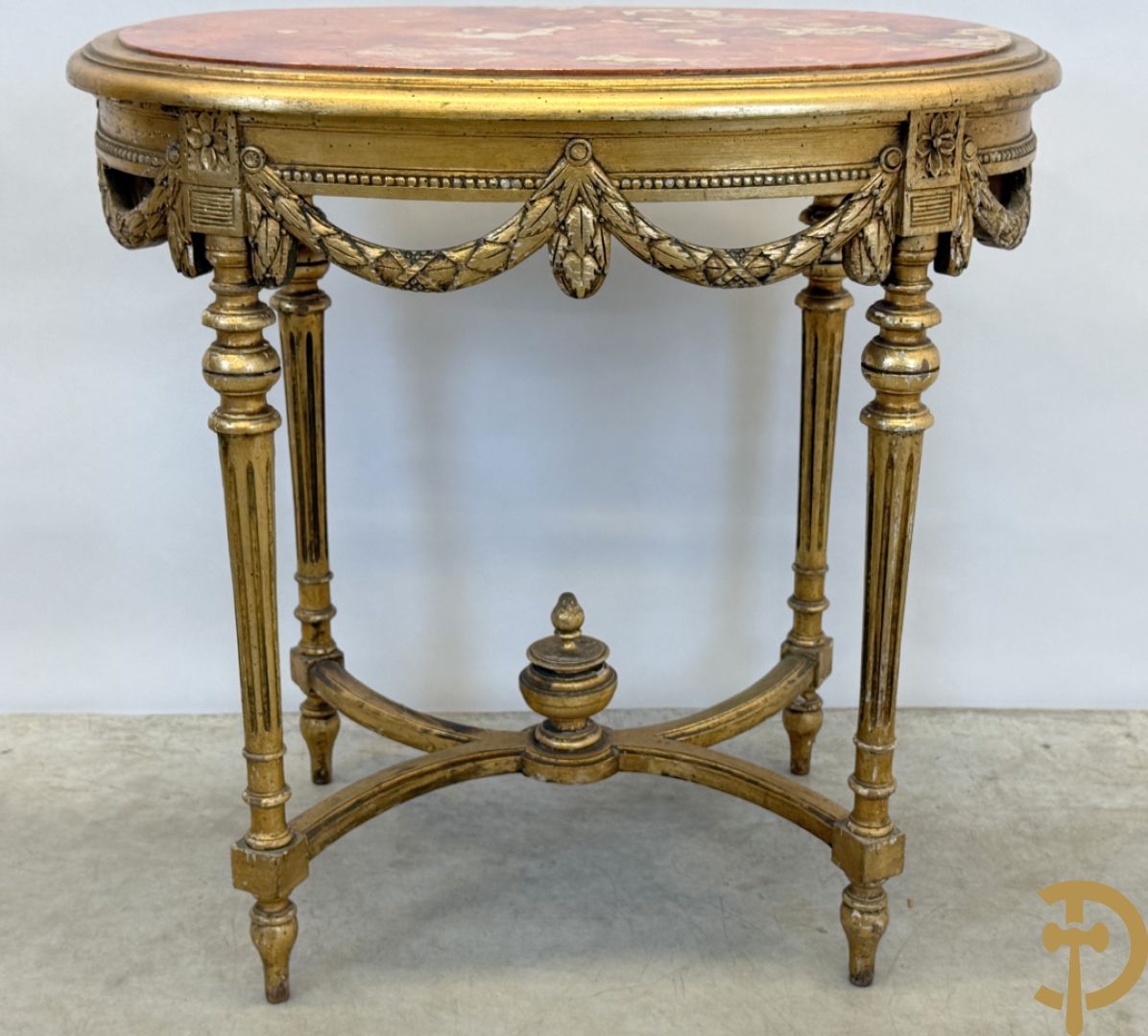 Ovale vergulde salontafel met Louis XVI motieven op gecanneleerde poten - met marmeren blad + 2 vergulde Louis XVI stoelen