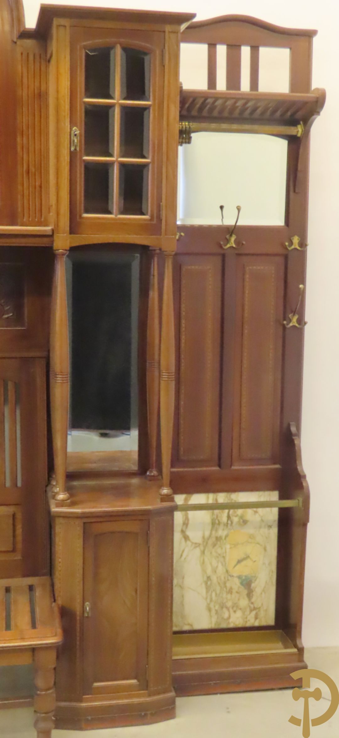 Notelaren Art Deco bank met étagère en paraplustaanders - centraal met spiegel