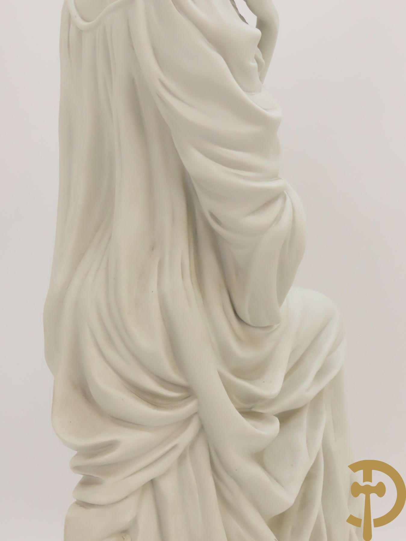 Drie beelden in Capo di Monte porselein : dame met lang haar, jongeman met vis en koppel op bank