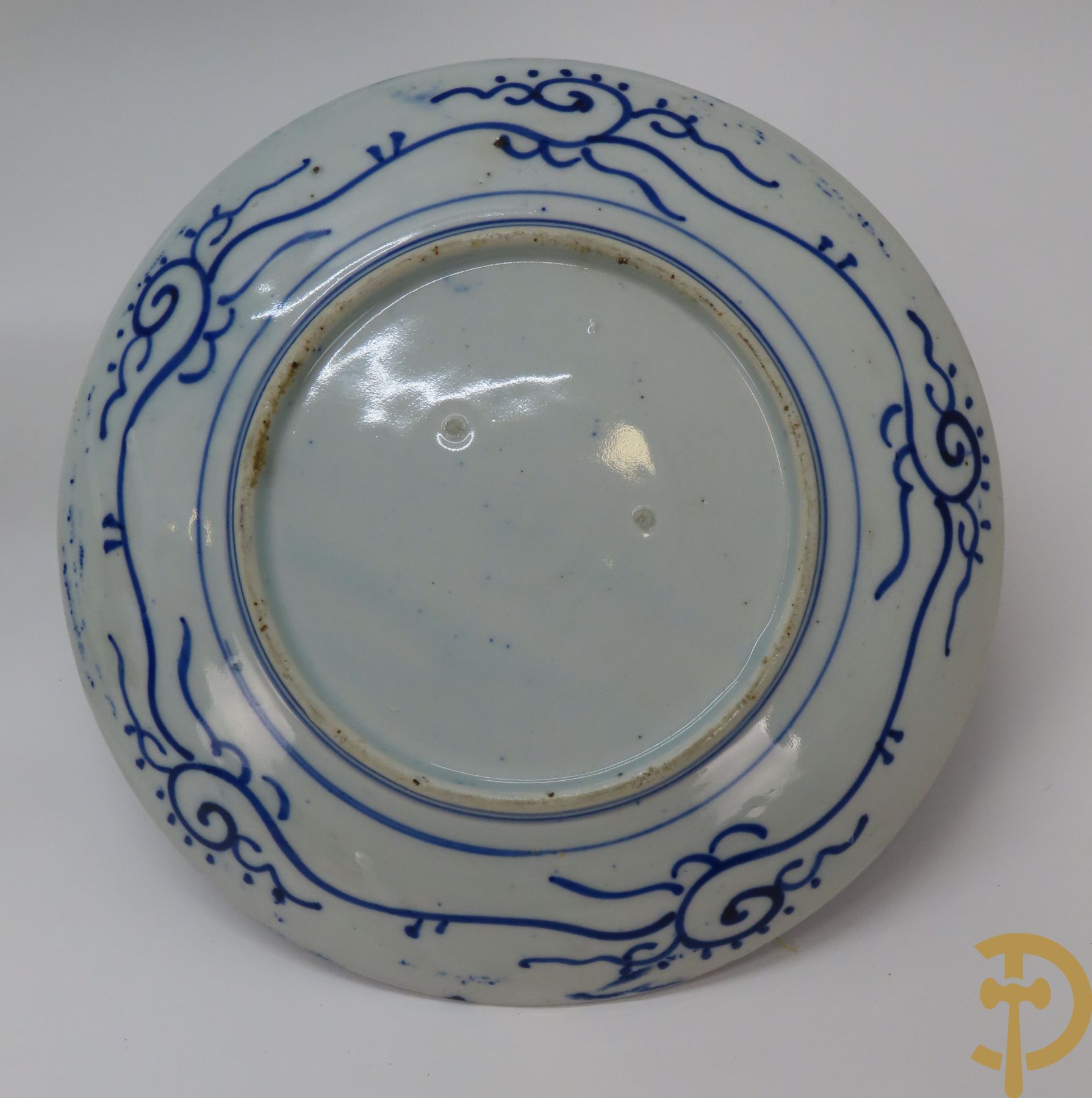 Acht Chinese porseleinen borden w.o. blauw/wit met bloemendecor, 2 blauw/witte borden, 2 Imari borden (1 met ster), 2 porseleinen borden met decor van bloemen in landschap en octagonaal bord