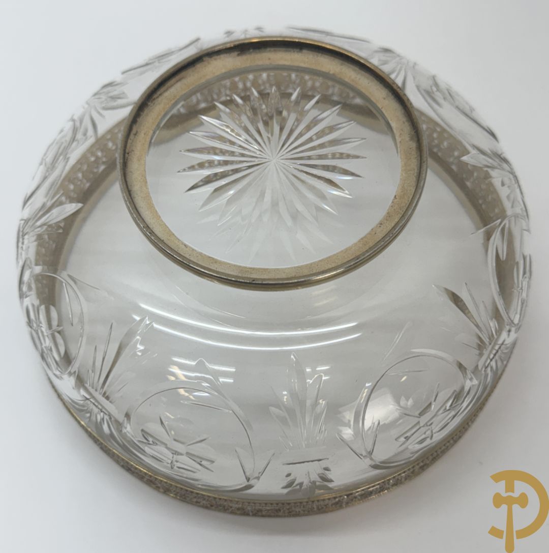 Kristallen flacon met verzilverd omhulsel en geanimeerd tafereel + kristallen coupe met verzilverde rand + kristallen coupe met vergulde louis XVI strikken en guirlandes