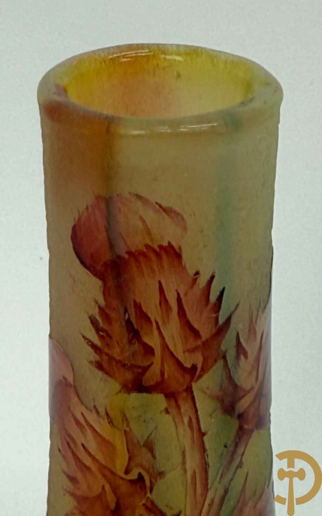 Vaasje in glaspasta met disteldecor, Daum Nancy getekend