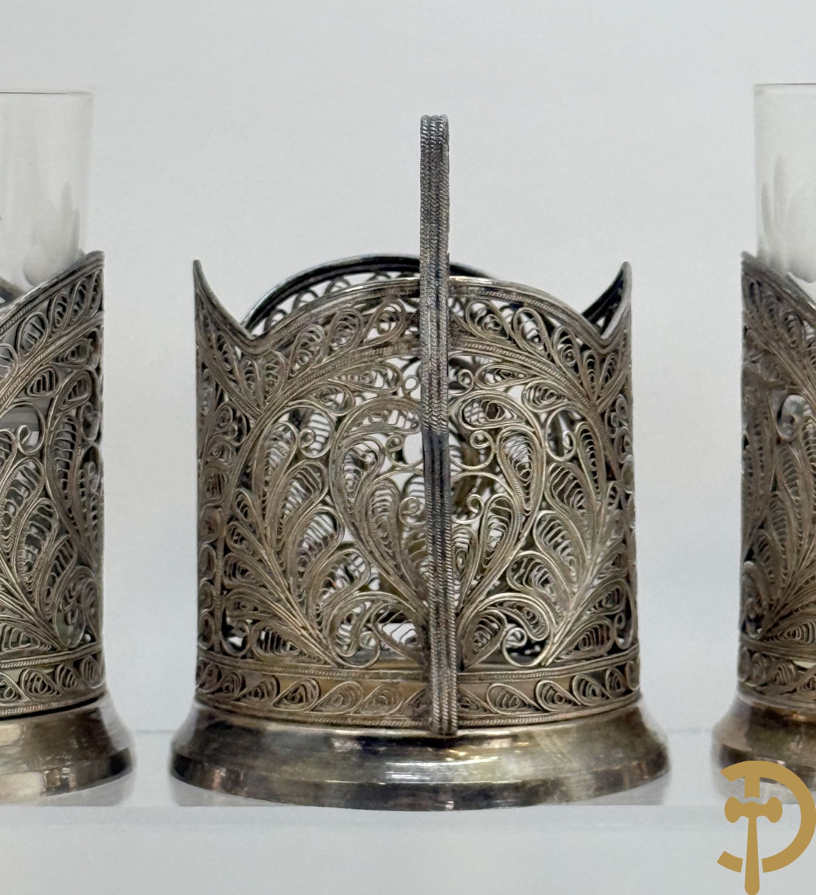 Zes verzilverde Russische theeglashouders in filigraanwerk