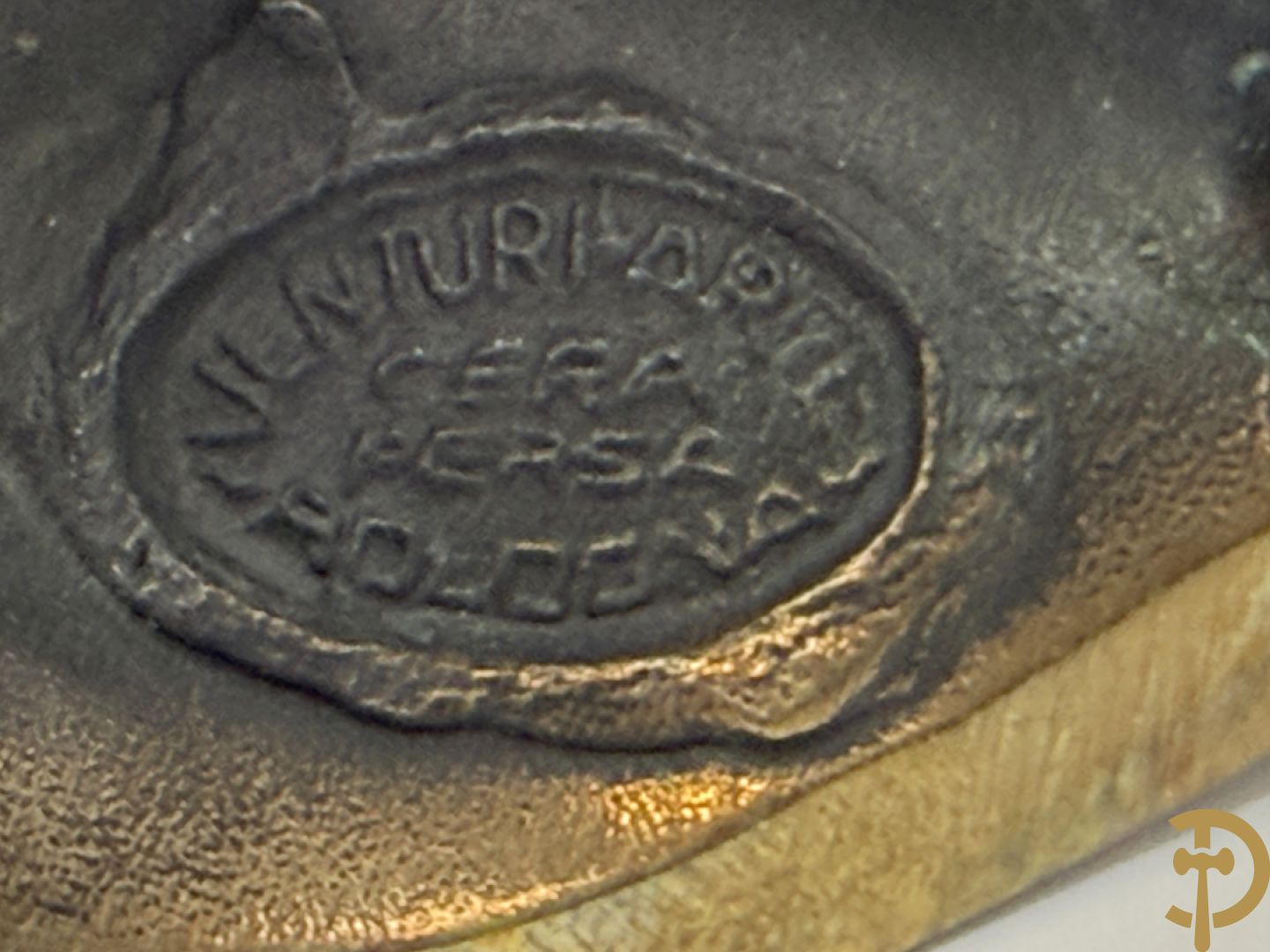 Gemonogrammeerd met symbool bovenaan 