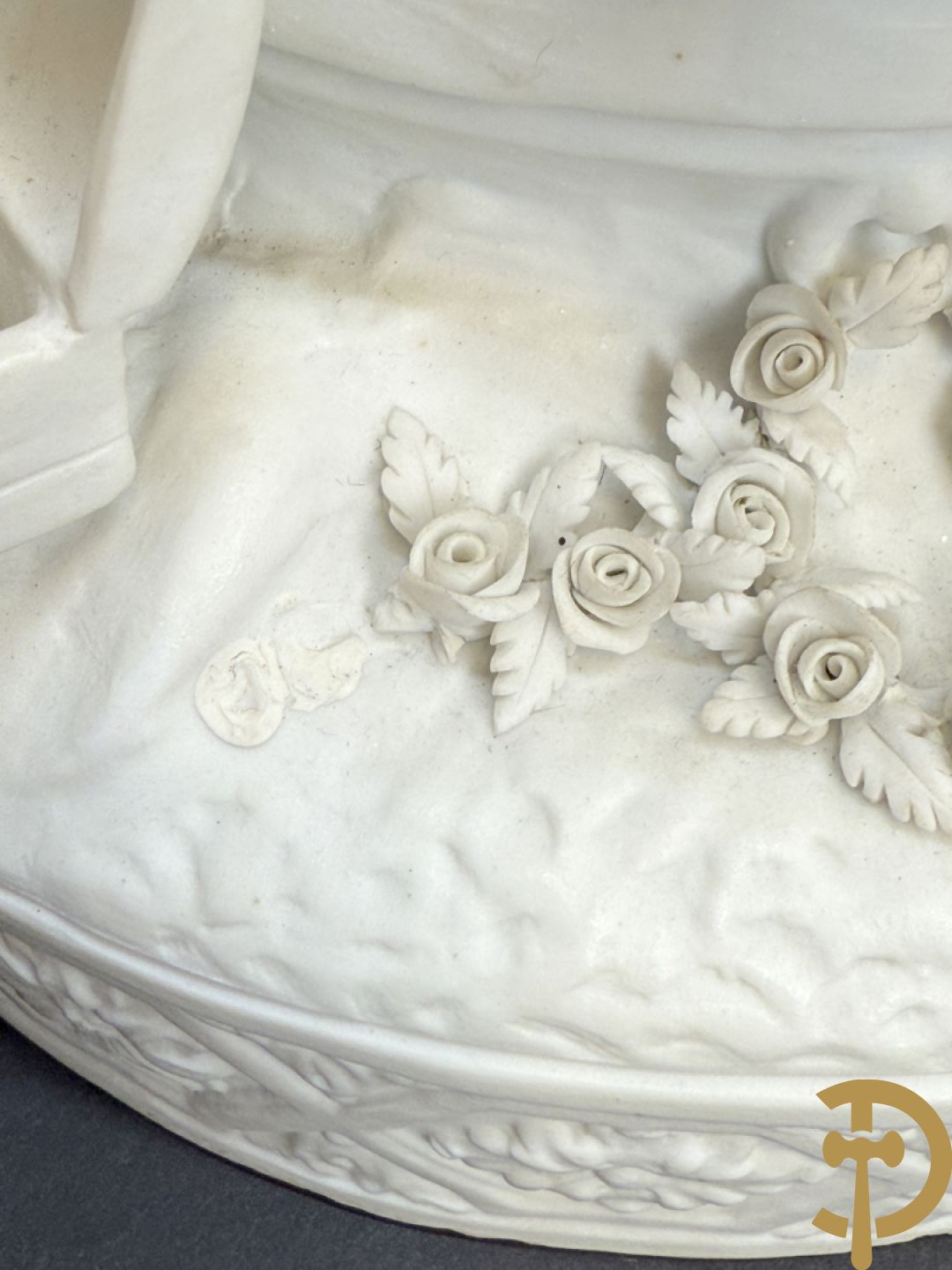 Porseleinen sierbeeld met 4 naakte dames en cupido bezet met bloemenkransen, Sèvres gemerkt