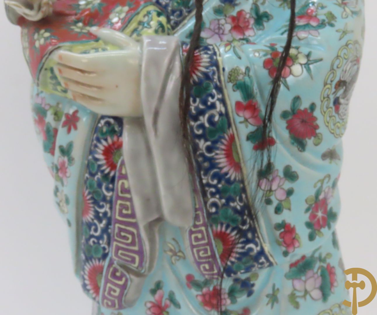 Chinese porseleinen wijsgeer dragende een kind