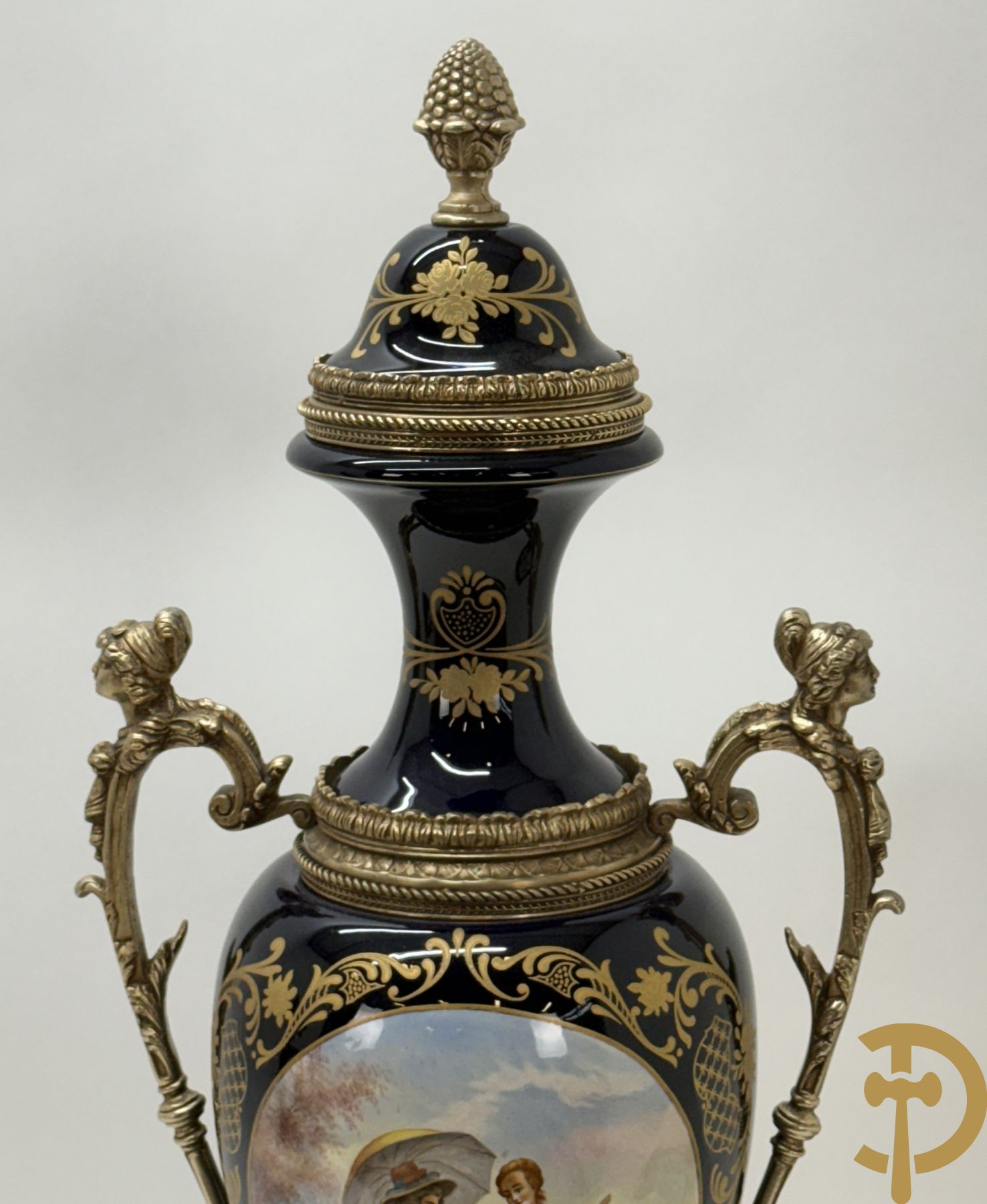 Sèvres stijl vaas met geanimeerde galante scène, zijdelings met paar bronzen armen + schaal met bloementafereel, Limoges stijl