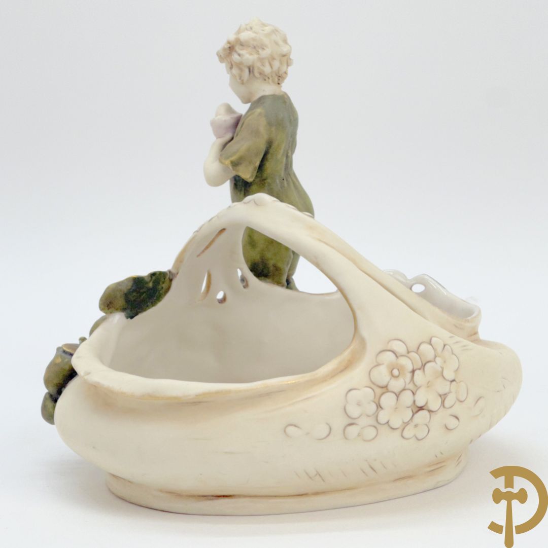 Royal Dux coupe met jongeman en fruitdecor, nummer 1248