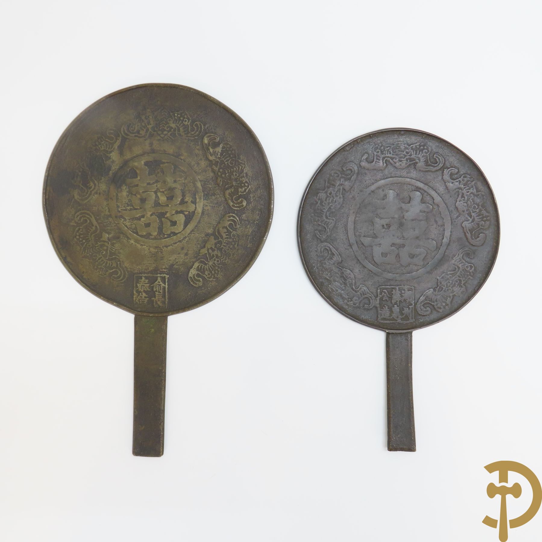 Twee Japanse bronzen spiegels met oosterse tekens