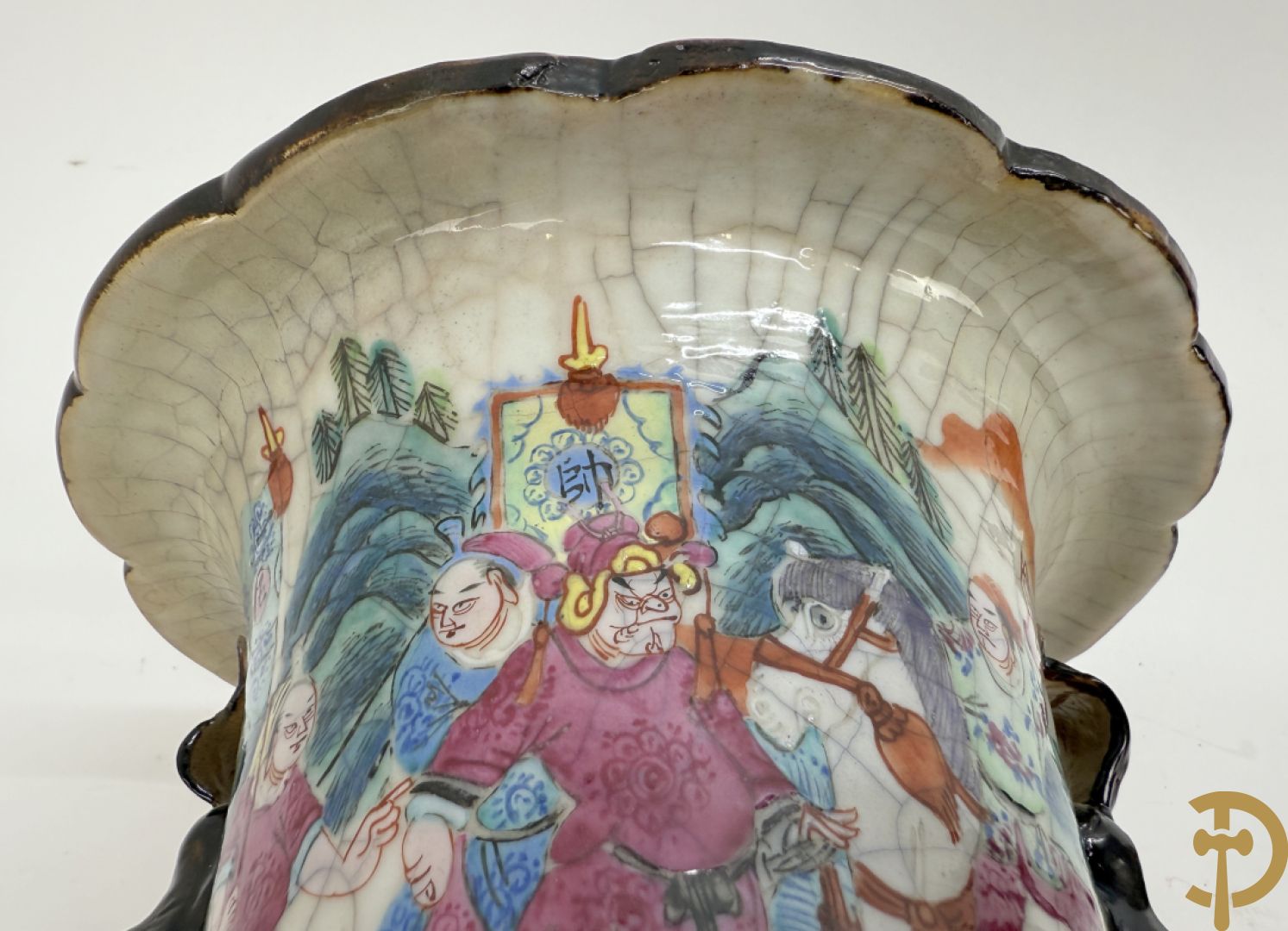 Paar Nankin vazen met dansende figuren en krijgertaferelen op houten sokkels