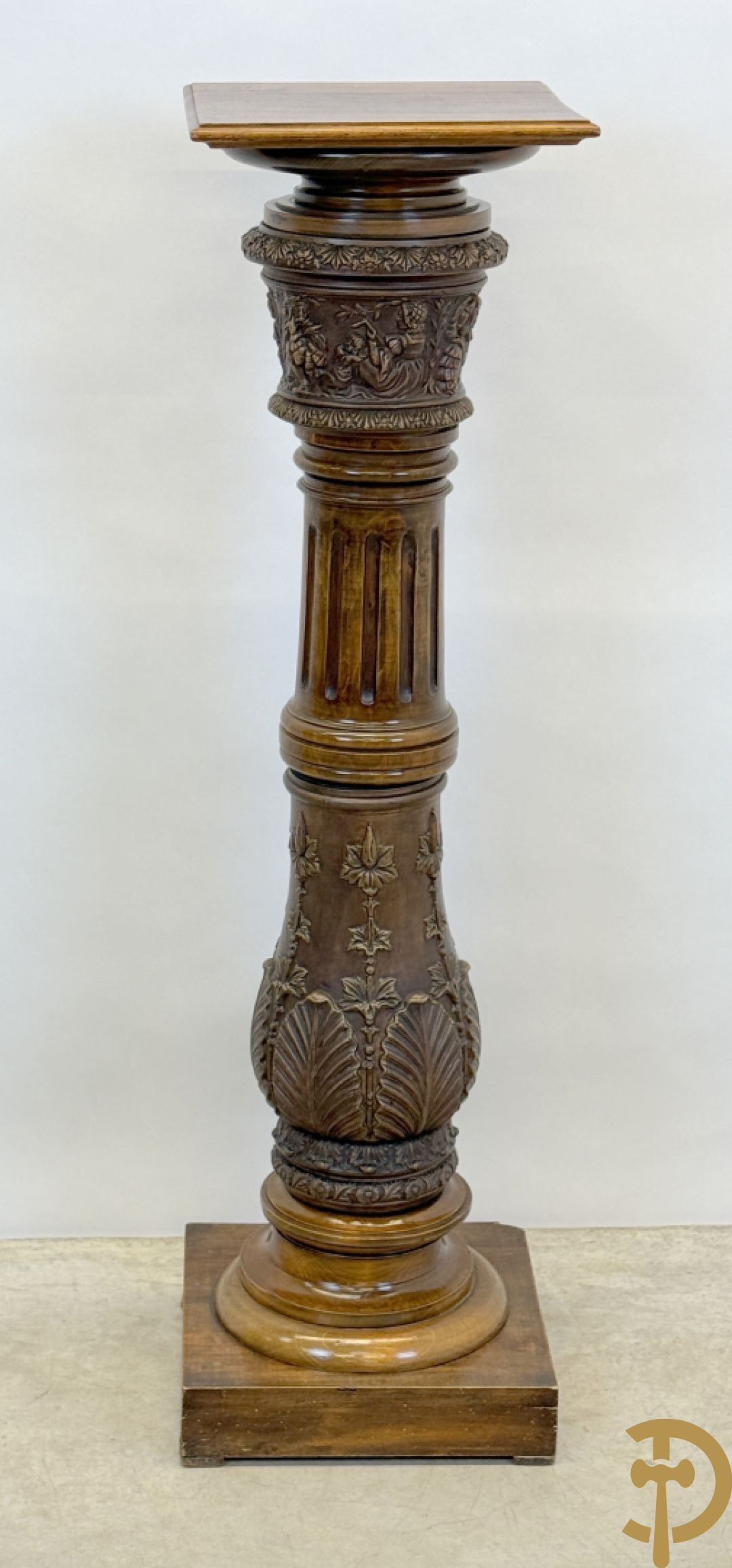 Gecanneleerde zuil met onderdelen in terra cotta bezet met basrelief van personages